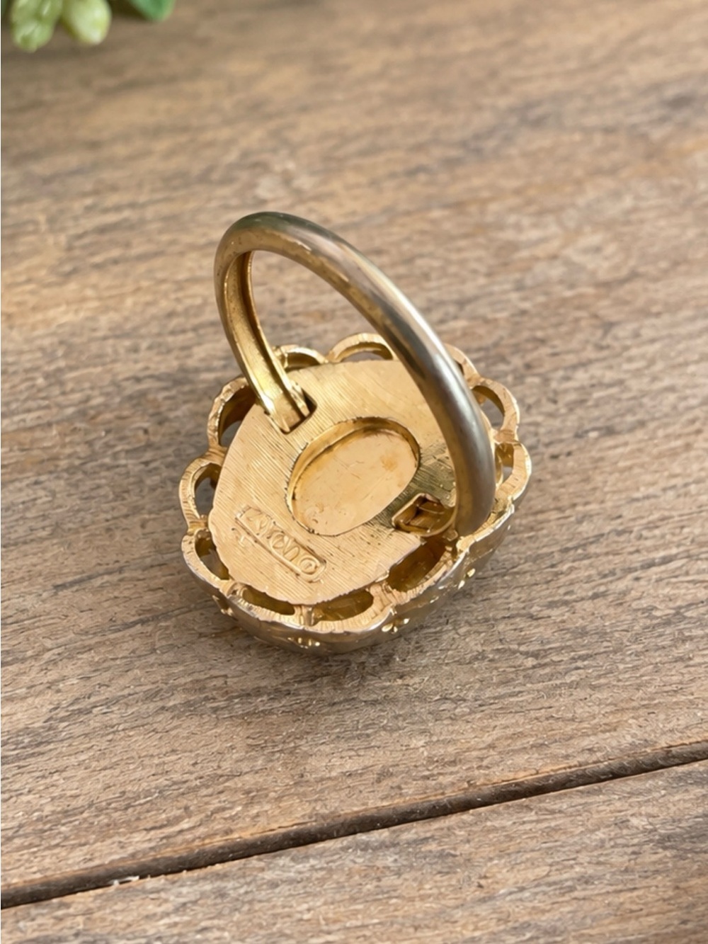 Vintage Avon Cameo Ring Size 7.5 Gold Tone Floral Cameo Ring - Picture 3 of 4